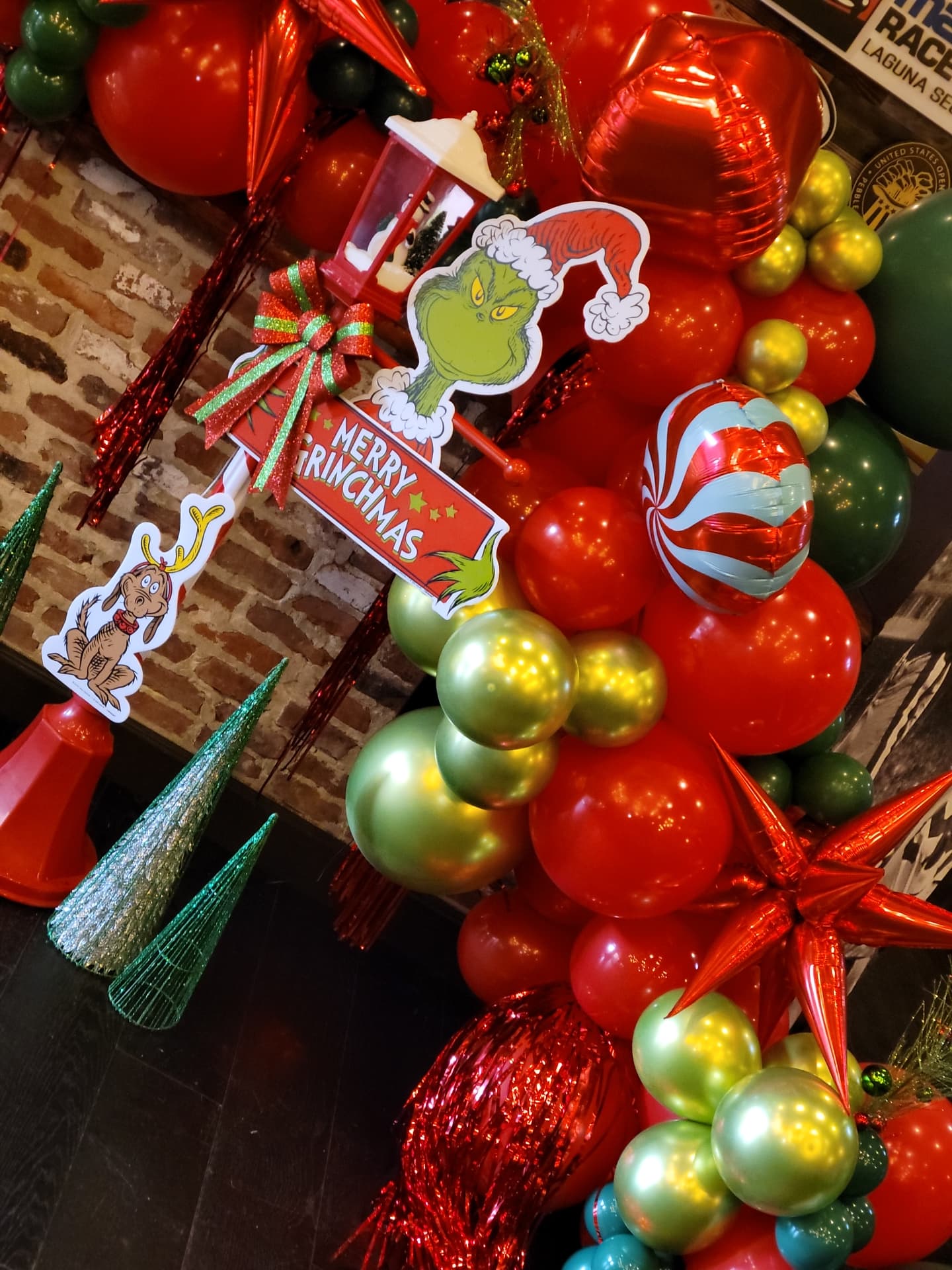 Holiday Balloon Garland